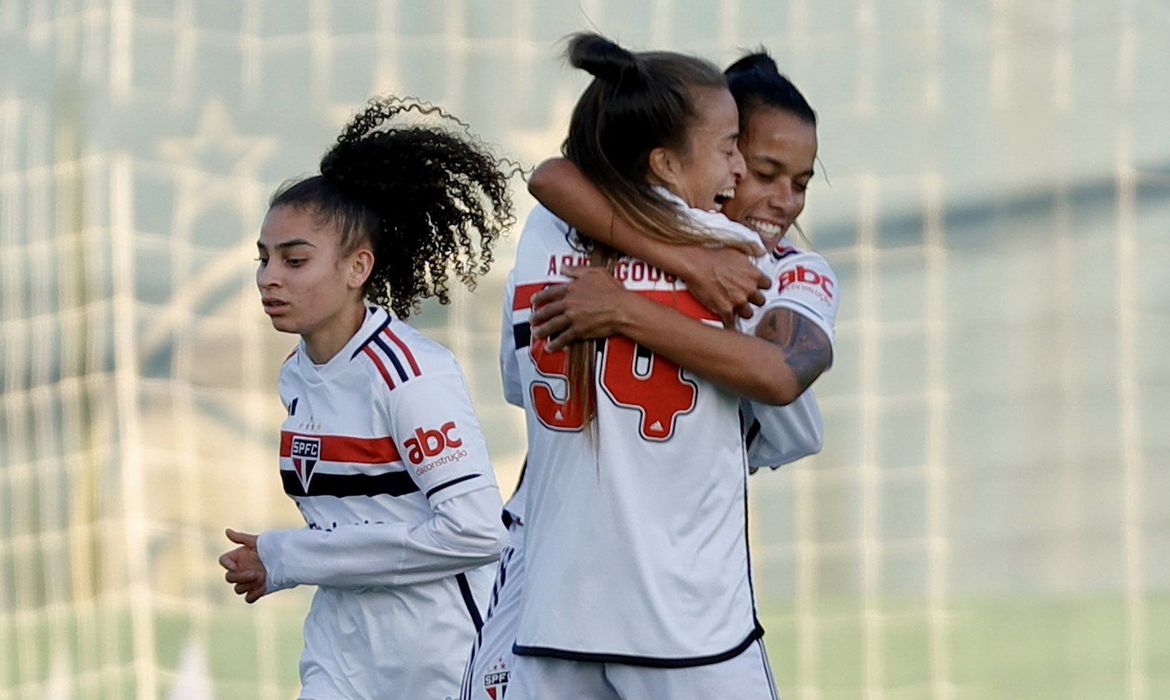 Brasileirão Feminino de futebol apontará os finalistas neste sábado