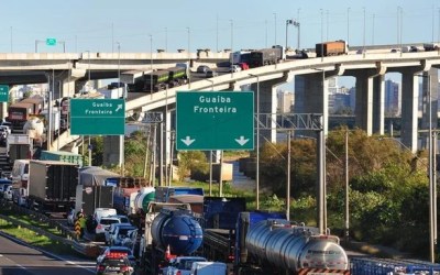 BR 290 tem dia de longos congestionamentos após acidente entre dois caminhões e um carro